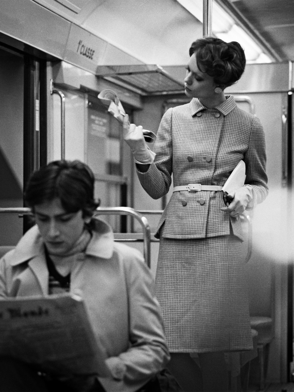 "Lecture du journal dans métro parisien" - Louis-René Astre