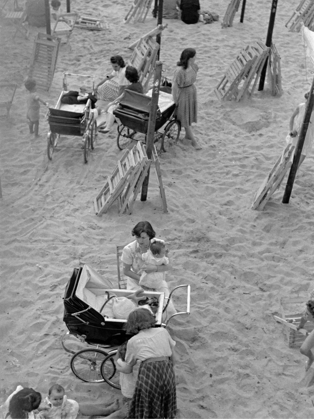 "Poussettes sur une plage de San Sebastian" - Jacques Rouchon