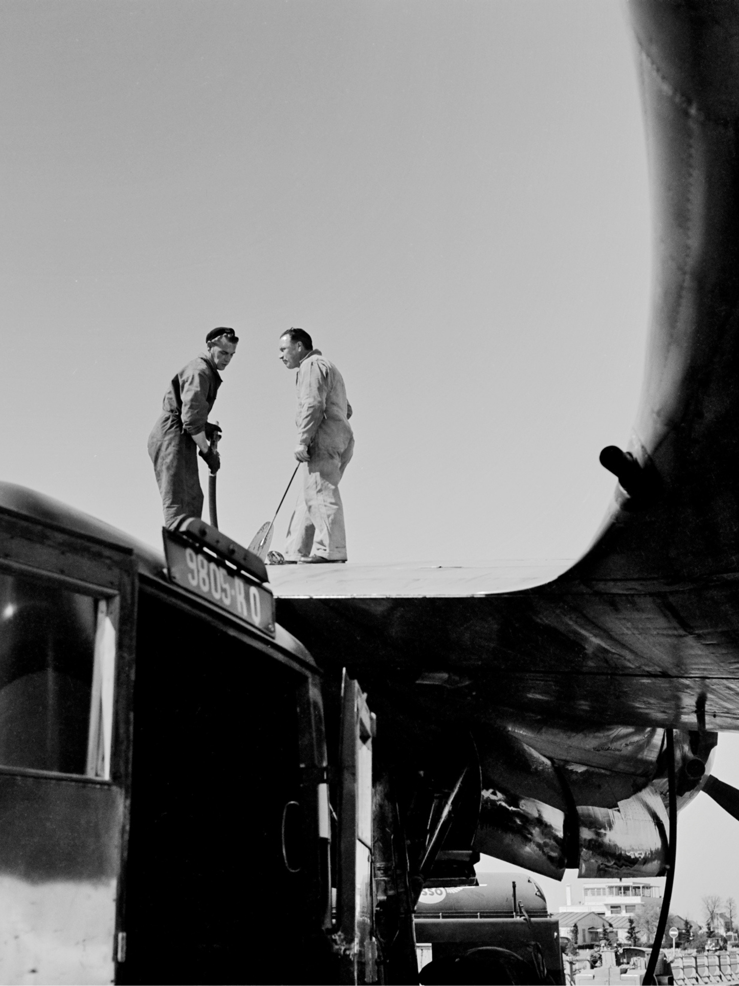 "Sur le bout des ailes, Orly" - Jacques Rouchon